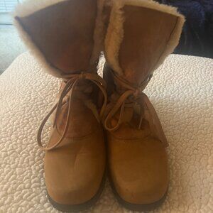 La Canadienne Tan Suede Sherpa Lace Up Boots Sz 8